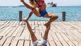 Čech se svou manželkou cvičí jógu po celém světě
