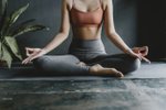 Podzimní jóga: Pět pozic, které vás nabijí energií