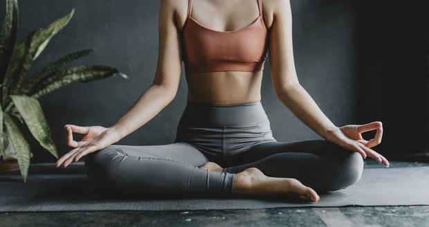 Podzimní jóga: Pět pozic, které vás nabijí energií