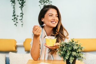 7 jídel, která prospívají střevům a imunitě. Co jíst kromě jogurtu? 