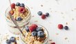 Jogurt a granola jsou ideální kombinací na vyváženou svačinku