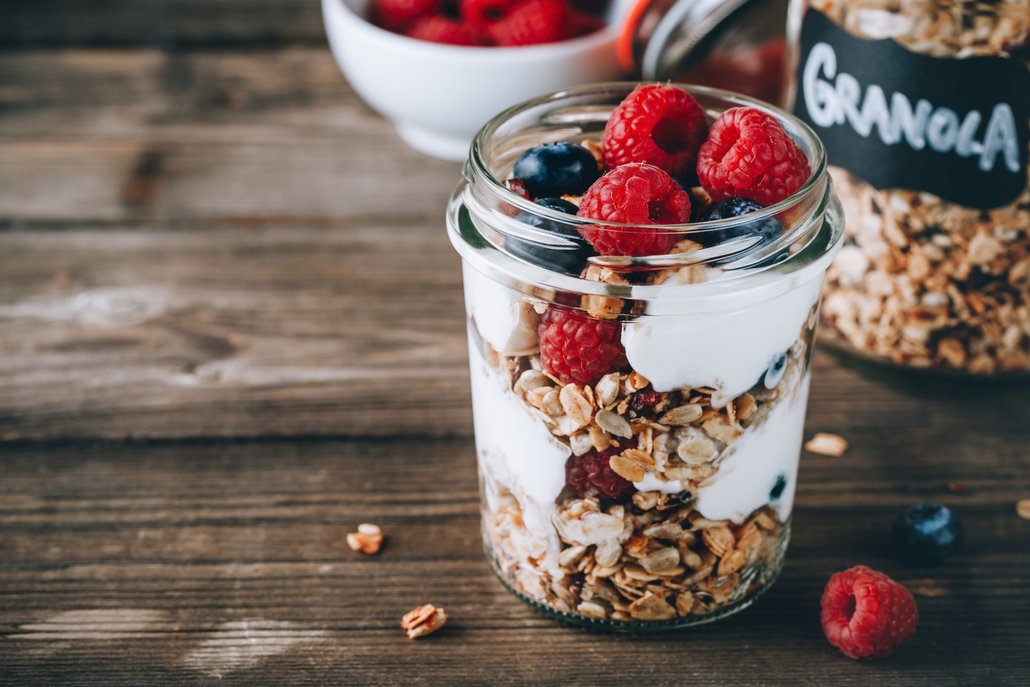 Jogurt a granola jsou ideální kombinací na vyváženou svačinku.