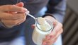 Ano, mléko může zahleňovat. Ne však vždy a všechny. Pokud patříte mezi konzumenty, kteří mléko a mléčné výrobky snášejí bez potíží, klidně v jeho pití pokračujte. Mléko a mléčné produkty zásobují tělo nezbytným vitaminem D, který pomáhá tělu zbavit se infekce. Jogurt je navíc zásobárnou probiotik, která vyladí střeva do rovnováhy, a pomohou tak lépe bojovat proti infekci