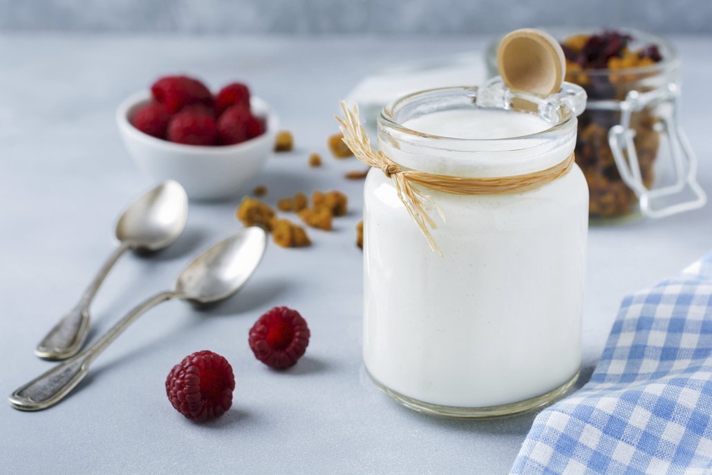 Bílý jogurt kupte ve výhodnějším velkém balení a jen čistou lžící odebírejte