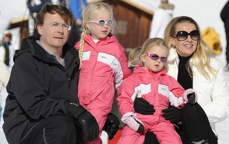 Krásná rodinka zřejmě přišla o tatínka aneb Princ Johan Friso s dcerami Luanou a Zariou a manželkou Mabel.