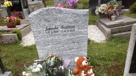 Johančin hrob zaplavili příbuzní a spolužáci květinami a plyšáky