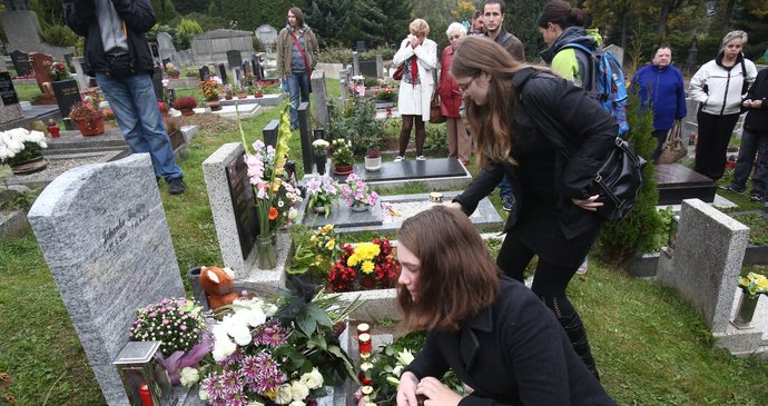 Spolužačky kladou Johance na hrob květiny
