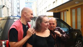 Gábina Osvaldová s Ondřejem soukupem se dohodli s režisérem Bednárikem a vedením divadla a našli místo pro své drahé polovičky