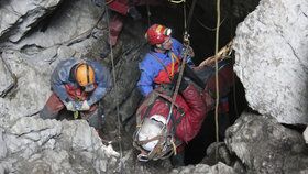 Německý jeskyňář strávil pod zemí zraněný 274 hodin