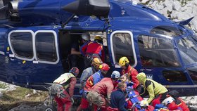 Záchranná akce se zdařila: Německého jeskyňáře nakládají do vrtulníku