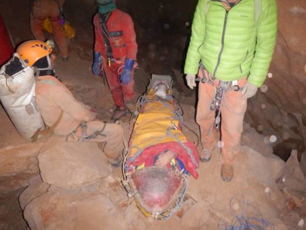 Záchrana německého jeskyňáře: Zraněný speleolog Johann Westhauser uvízl v jeskyni na 12 dní