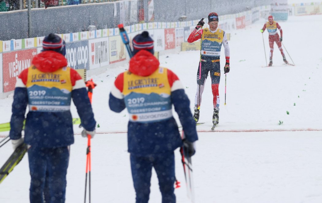 Nor Johannes Hösflot Klaebo veze norskou štafetu pro zlato na MS