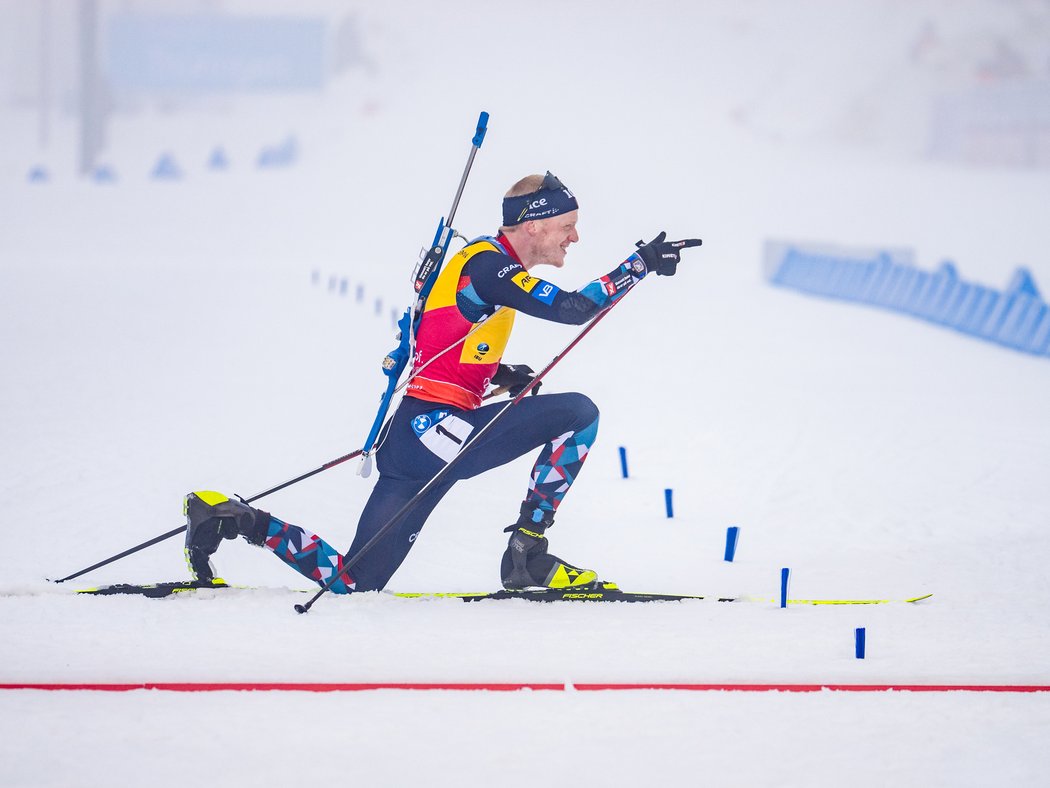 Johannes Thingnes Bö a jeho triumfální telemark před cílem stíhacího závodu na MS v biatlonu 2023