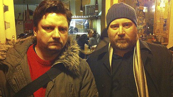 Jóhann Jóhannsson na fotografii je vpravo vedle hudebníka a režiséra Filipa Homoly (člen kapely Kora et le Mechanix) v kavárně Paláce Akropolis před pražským vystoupením v roce 2012