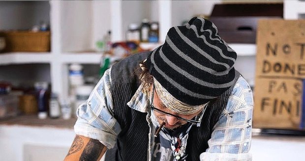Johnny Depp maluje obrazy a vydělává na nich.