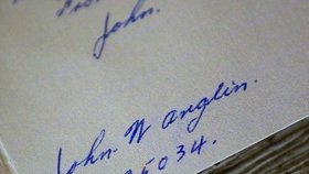 Podpis Johna Anglina na dopisu, který poslal ještě z vězení. Pod podpisem je uvedeno jeho vězeňské číslo.