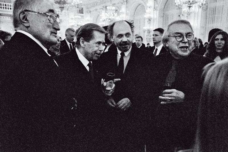 Oslavy 28. října na Pražském radě: zleva Pavel Landovsky, Václav Havel, John Bok a Pavel Kohout (2001)