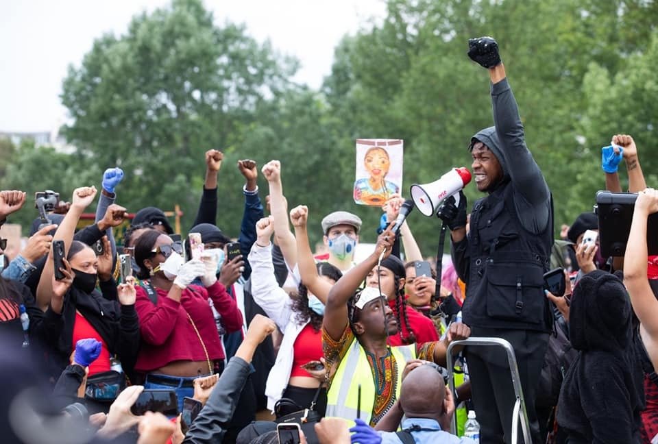 John Boyega měl v Londýně plamenný projev.