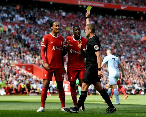 John Brooks ukazuje Ibrahimu Konatému z Liverpoolu žlutou kartu John Brooks ukazuje Ibrahimu Konatému z Liverpoolu žlutou kartu