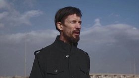 John Cantlie vypadá na videu pohuble.