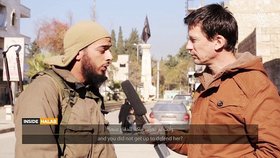 John Cantlie při rozhovoru s teroristou.