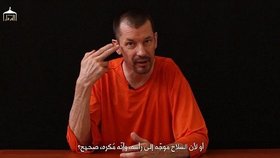 John Cantlie v prvním videu ISIS