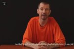 John Cantlie na videu pronáši teroristickou propagandu.