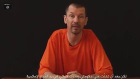 John Cantlie na videu pronáši teroristickou propagandu.