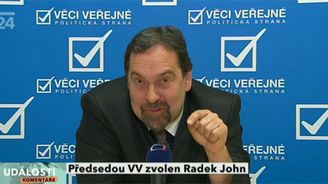 Radek John byl v televizi. Pak ho odvezli rovnou do blázince