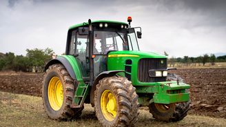 Na výrobce traktorů John Deere dopadá obchodní válka, zhoršil výhled na letošní rok