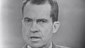 Americký prezident Richard Nixon také opouštěl Bílý dům v roce 1974 po spoustě skandálů a hrozilo mu vězení. Zachránil ho jeho nástupce Gerald Ford, který mu udělil milost.
