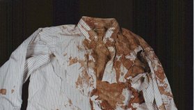 Košile, kterou měl Kennedy během atentátu na sobě, celá potřísněná krví.