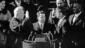 1961 - Kennedy ve volbách jen těsně porazil republikána Richarda Nixona a 20. ledna složil prezidentskou přísahu.