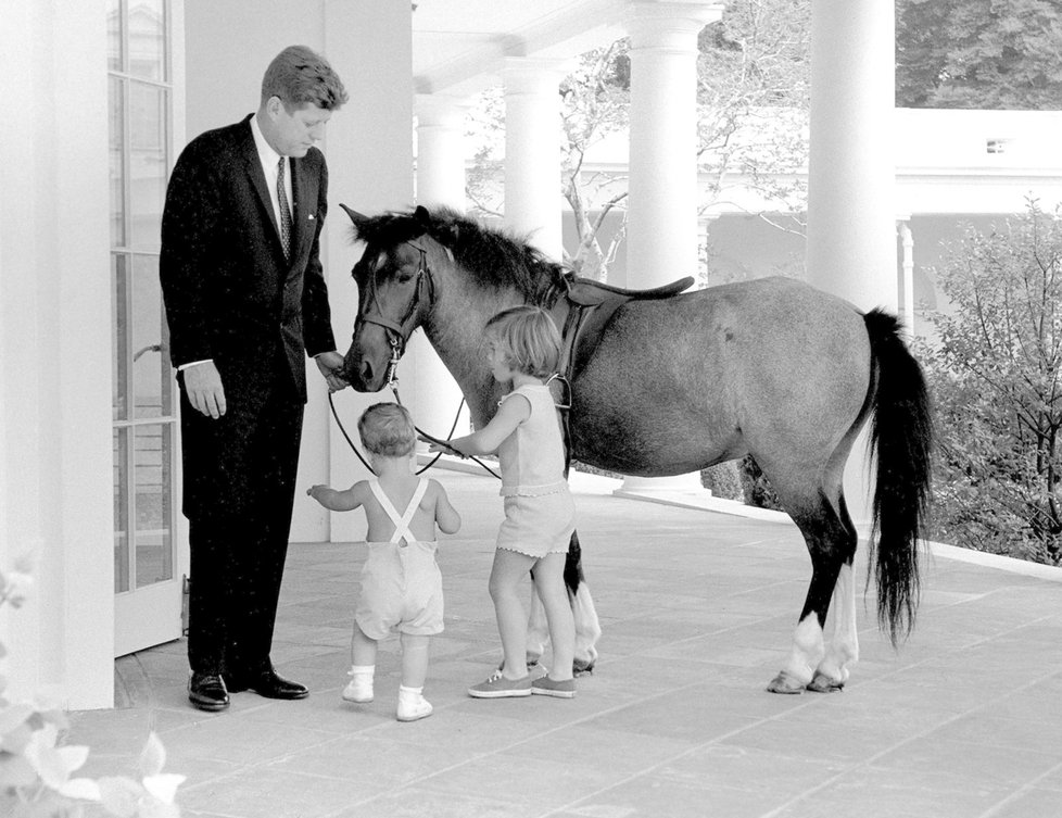 1962 – Netradiční návštěva v Bílém domě. Kennedyho děti přišly i s poníkem jménem Macaroni, jehož malé Caroline daroval tehdejší viceprezident L. Johnson.