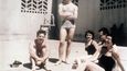 Fotografie z padesátých let zachycuje Nashe pózujícího v plavkách (po jeho levici sedí manželka Alice)