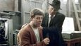 Scéna z filmu: muž s kloboukem (Ed Haris) vedle Johna Nashe (Russell Crowe) existuje v matematikově hlavě