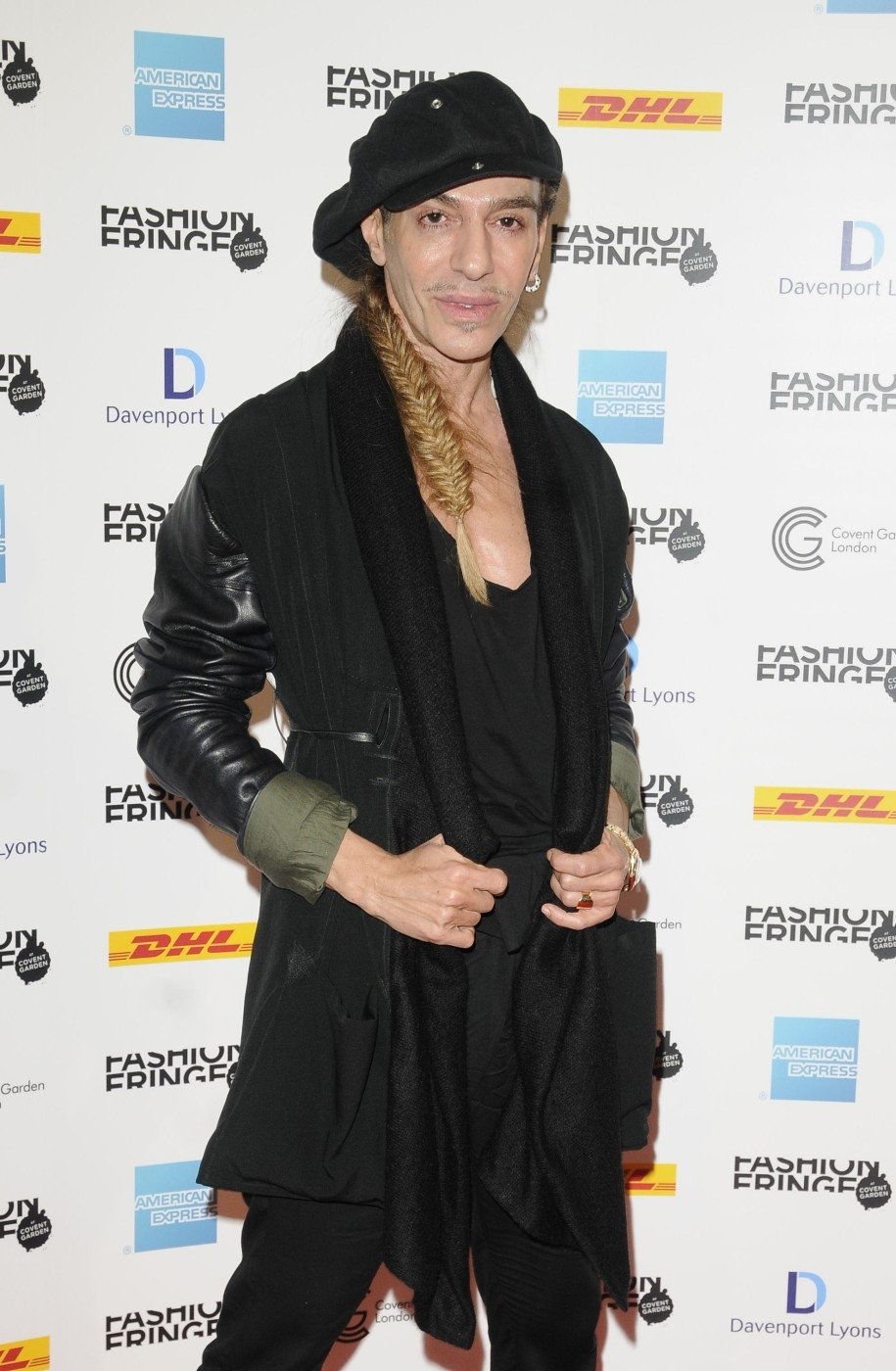 John Galliano. Bývalý návrhář Dioru a Givenchy má dnes vlastní značku nesoucí jeho jméno. Doufám, že už nenosí tento účes!