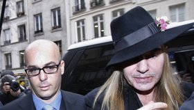 Se svým právníkem Stephanem Zerbibem (vlevo) před policejní stanicí v Paříži, čelí obvinění z rasismu