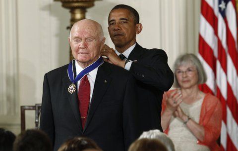 Proslulý astronaut Glenn (95) musel do nemocnice. Zabíjí ho rakovina?