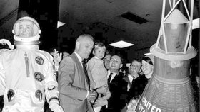 Bývalý americký astronaut John Glenn se 20. února 1962 stal prvním Američanem, který obletěl zeměkouli.