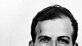 Lee Harvey Oswald (†24) byl zatčen jako vrah Kennedyho, sám byl zavražděn, než začal soud.
