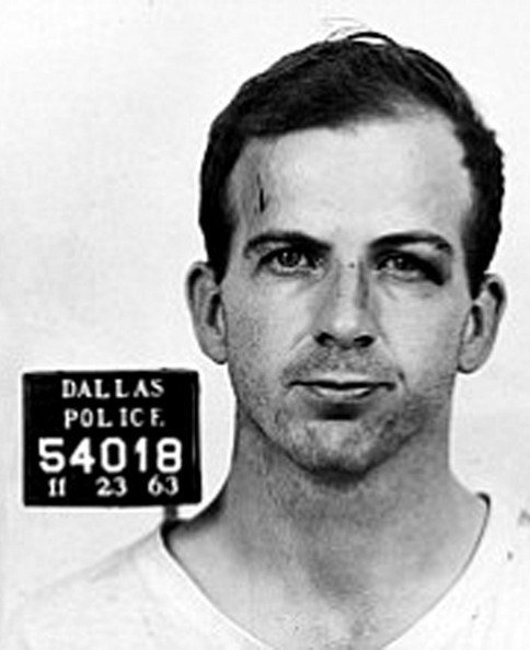 Lee Harvey Oswald (†24) byl zatčen jako vrah Kennedyho, sám byl zavražděn než začal soud.