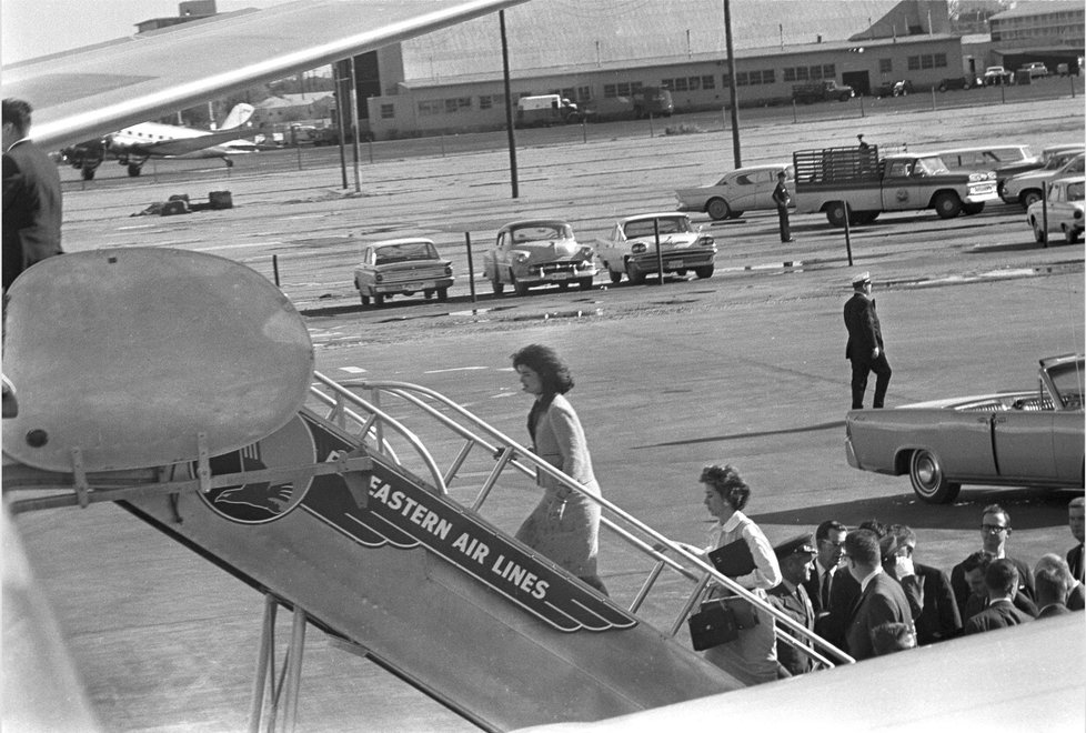 Jackie Kennedy nastupuje do Air Force One po vraždě Johna F Kennedyho
