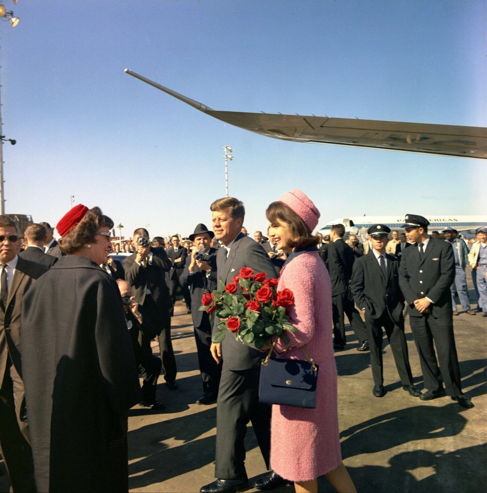 Když prezident přistál v Dallasu, Jackie dostala kytici rudých růží.