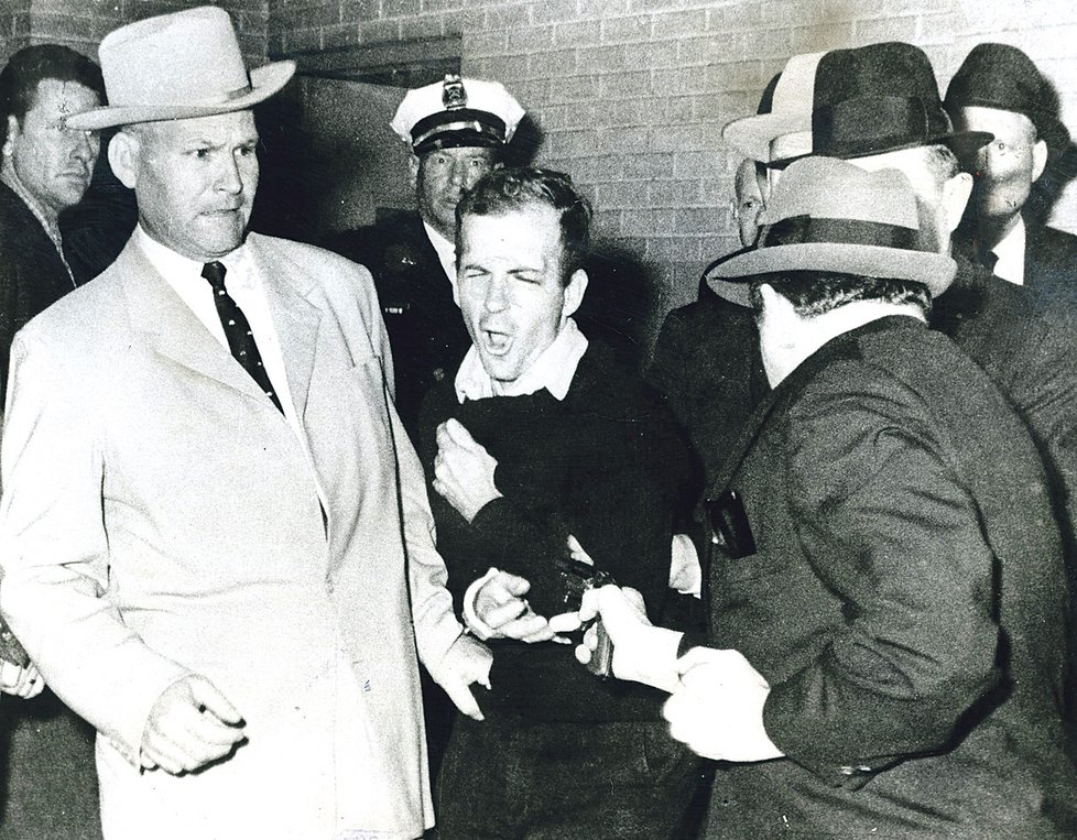 Jack Ruby (vpravo) právě vpálil Oswaldovi kulku do břicha.