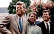 Bratři John a Robert Kennedyovi.