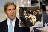 Foto, ze kterého nebude mít Kerry radost: Večeří s Asadem, kterého přirovnal k Hitlerovi!