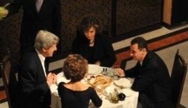 Rok 2009: Kerry klidně večeří s Asadem
