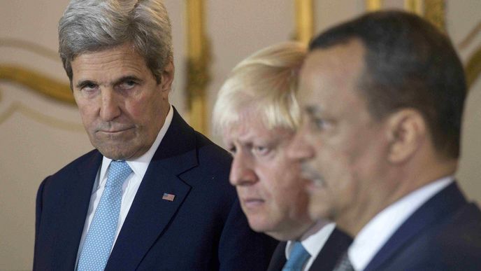 Americký ministr zahraničí John Kerry, jeho britský kolega Boris Johnson a speciální vyslanec OSN pro Jemen Izmajl Uld Šejk Ahmed