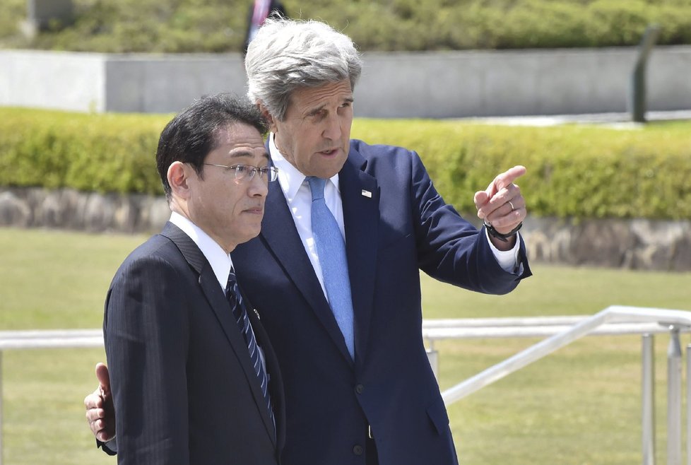 První návštěva šéfa americké diplomacie v Hirošimě: Za shození atomové bomby se Kerry neomluvil.